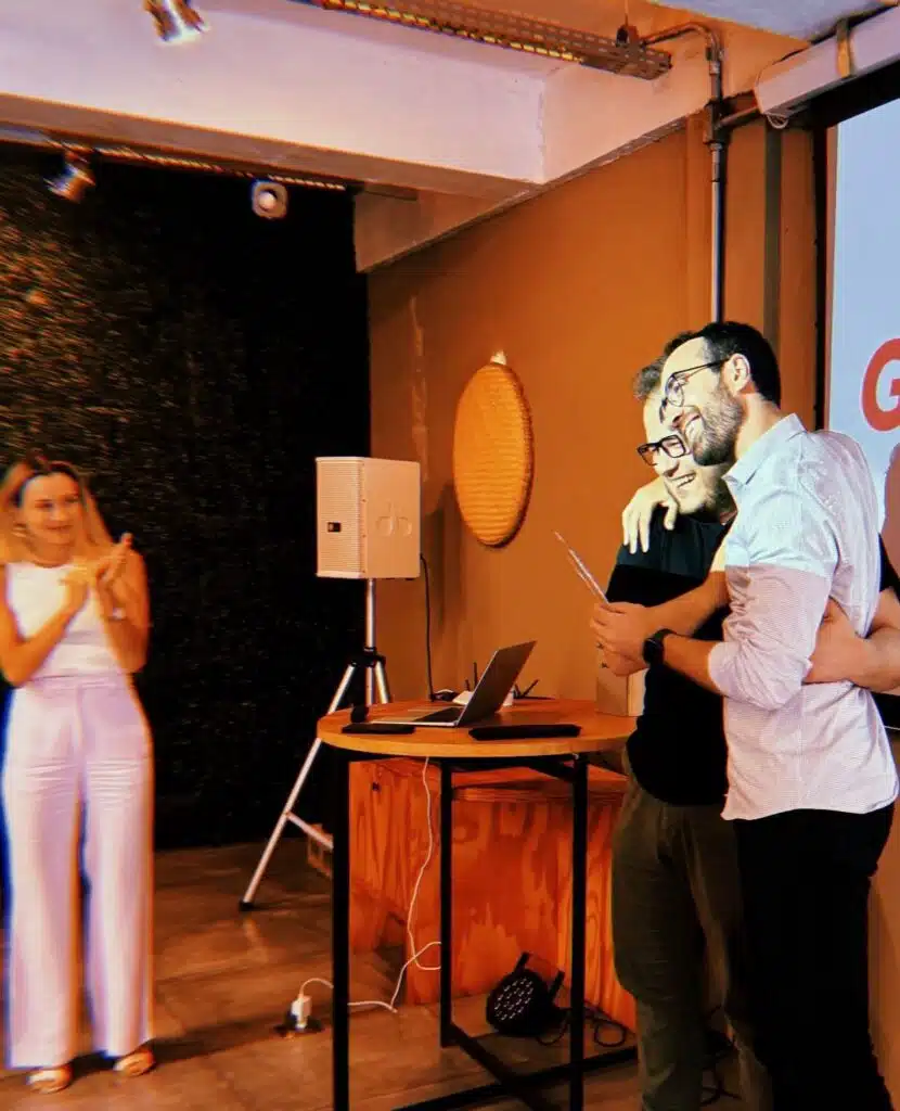 Equipe em evento de cultura organizacional recebendo prêmio por desempenho