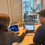 Dois colaboradores da 4CINCO analisam um orçamento