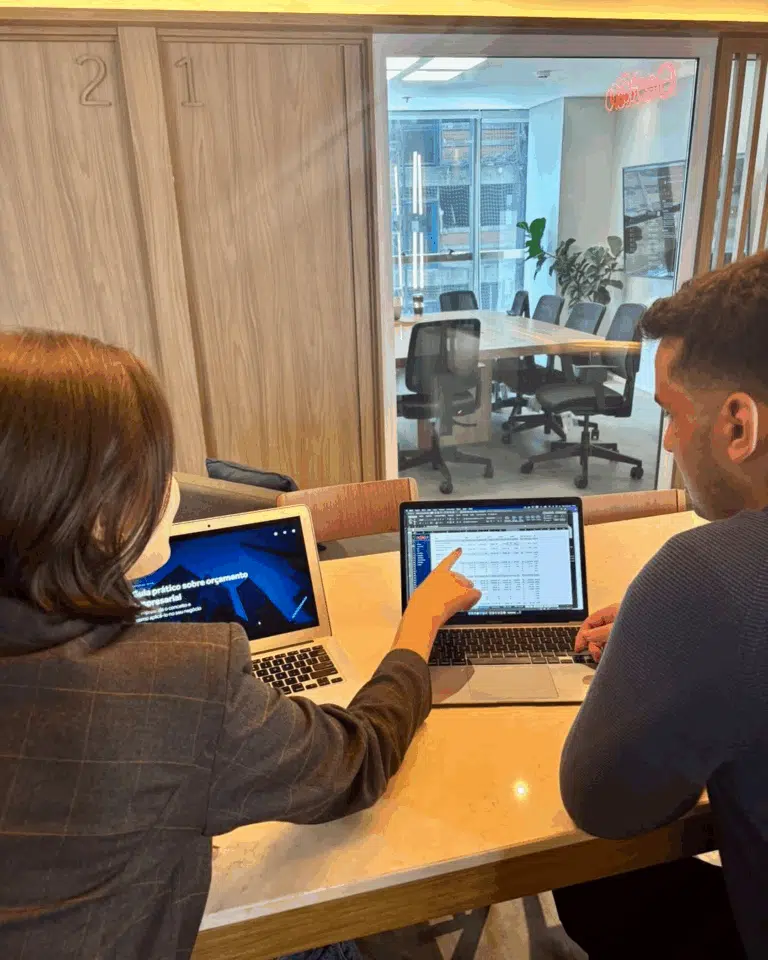Dois colaboradores da 4CINCO analisam um orçamento