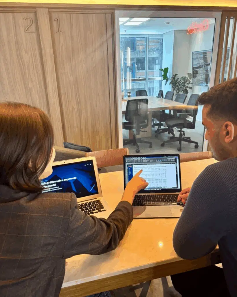 Dois colaboradores da 4CINCO analisam um orçamento